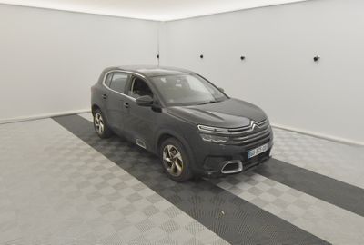 la voiture grise est garée dans le garage sur le sol en damier