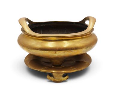 une image représentant un brûle-parfum en bronze sur fond blanc