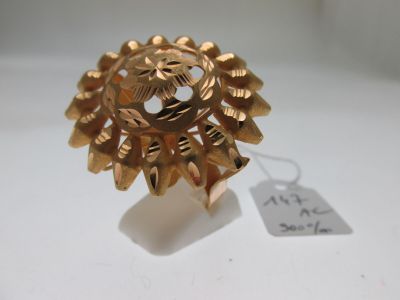 une image représentant une bague en or ornée d'un motif floral