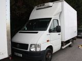 un camion blanc garé dans un parking