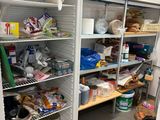 un réfrigérateur rempli de produits, dans une cuisine