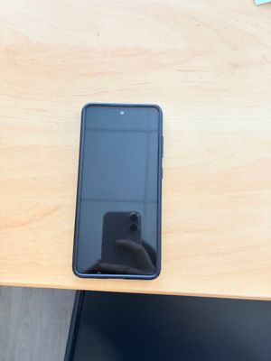 un téléphone portable posé sur une table