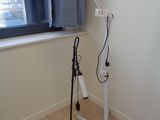 une lampe posée sur un trépied dans une pièce