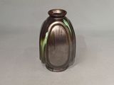 un petit vase en verre orné d'une rayure verte