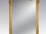 un miroir à cadre doré orné d'oiseaux et de fleurs