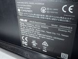 un gros plan sur la batterie d'un ordinateur portable posée sur une surface blanche