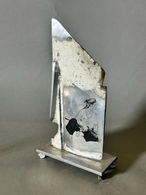 une sculpture en métal représentant un homme tenant une batte de baseball