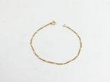 un bracelet en chaîne d'or orné d'un seul diamant