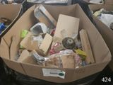 une boîte remplie d'objets divers, empilés les uns sur les autres