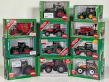 de nombreux modèles différents de tracteurs, rangés dans des boîtes sur la table