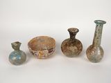 plusieurs types de vases et de bols disposés sur un fond blanc