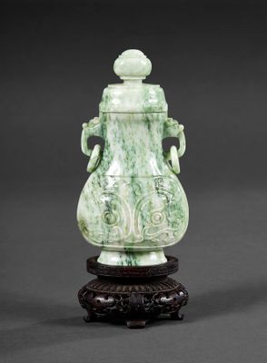 Vase couvert à deux anses en jadéite de style archaïsant à d…