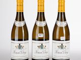 trois bouteilles de vin posées l'une à côté de l'autre sur une table
