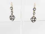 une paire de boucles d'oreilles en diamant noir et blanc exposée