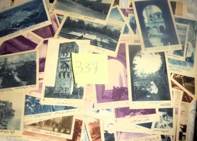 une pile de vieilles photos représentant des personnes et des bâtiments