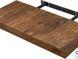 un gros plan d'une étagère en bois munie de supports métalliques