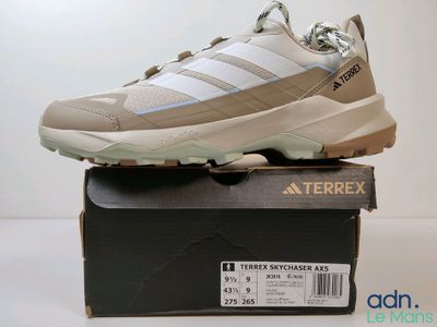 Chaussures de randonnée adidas Terrex dans une boîte posée sur une surface blanche