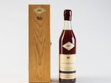 une bouteille de vin posée à côté d'une caisse en bois