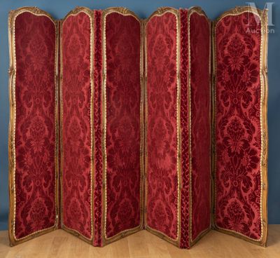 un paravent à quatre panneaux, rouge et or, orné de bordures dorées