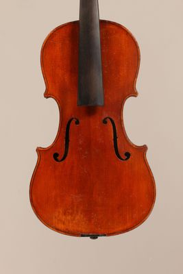 un vieux violon avec un archet accroché à son dos
