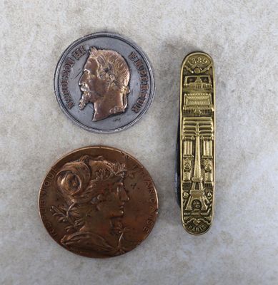 deux pièces de monnaie posées l'une à côté de l'autre sur une table