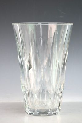 un verre posé sur une table