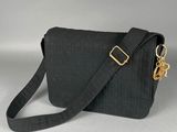 sac à bandoulière matelassé noir avec des finitions dorées