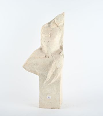 sculpture représentant la tête d'un homme, en pierre, sur fond blanc