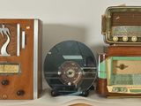 trois radios à l'ancienne posées les unes à côté des autres sur une table