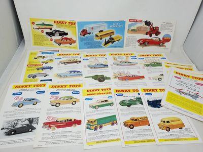 de nombreux types de voitures et de camions sur la table