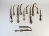 a lot of knives that are on the table