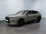 un SUV Infiniti gris de 2021 garé dans un showroom