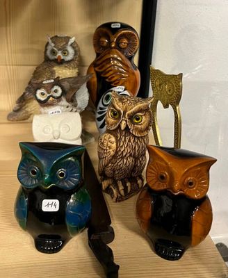 de nombreuses figurines de chouettes toutes différentes posées sur une étagère