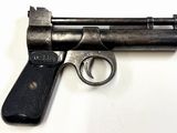 un pistolet posé sur une surface blanche