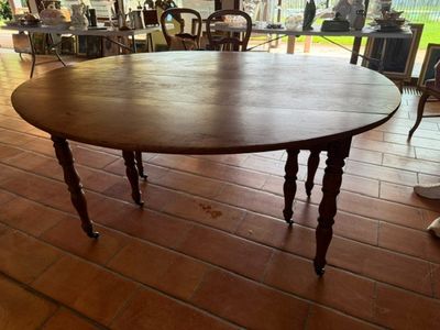 a table that is sitting on the floor in the room