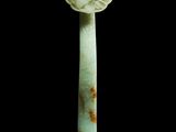 un gros plan sur une sculpture en jade sur fond noir