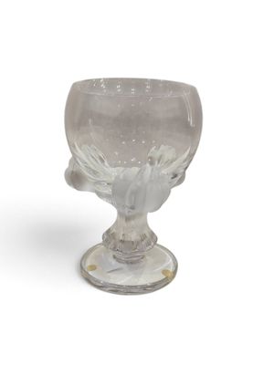 une tasse en verre posée sur une table