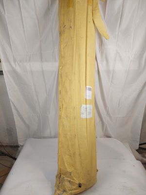 une borne d'incendie jaune posée sur un drap blanc
