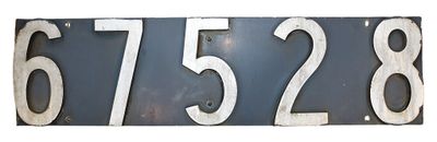une plaque d'immatriculation noire et blanche sur laquelle figurent des chiffres