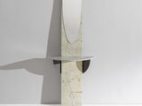 un miroir et une étagère en forme de miroir sur un mur blanc