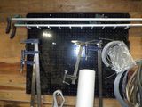 une photo d'un garage avec des outils accrochés au mur