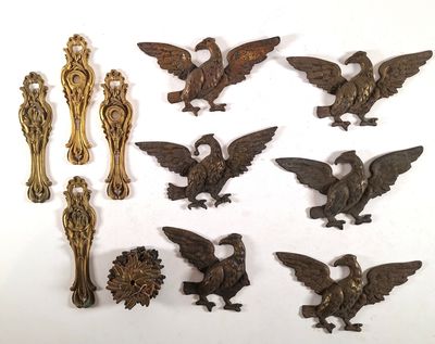 de nombreux objets anciens en métal posés sur la table