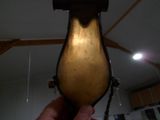 une personne tenant une lampe suspendue au plafond