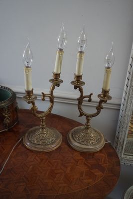 trois bougies posées sur une table