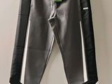 Le pantalon noir et blanc est suspendu à un cintre.