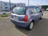 une petite voiture bleue garée dans un parking