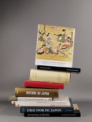 plusieurs livres sont empilés sur une table