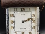 une vieille horloge recouverte d'un étui en cuir