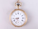 une montre de poche en or avec des chiffres romains