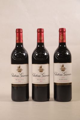 trois bouteilles de vin rouge posées côte à côte sur une table